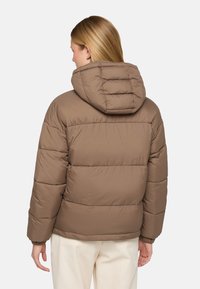 Chaqueta acolchada marrón con capucha, con secciones acolchadas y puños elásticos, hecha de un material liso y ligero. Se muestra la vista trasera.
