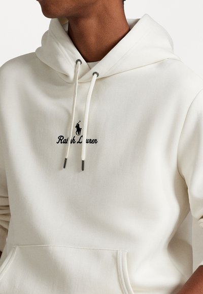 Hoodie branco feito de tecido suave, apresentando um bolso frontal, cordões com pontas de metal e o logótipo bordado "Ralph Lauren" com um jogador de polo.