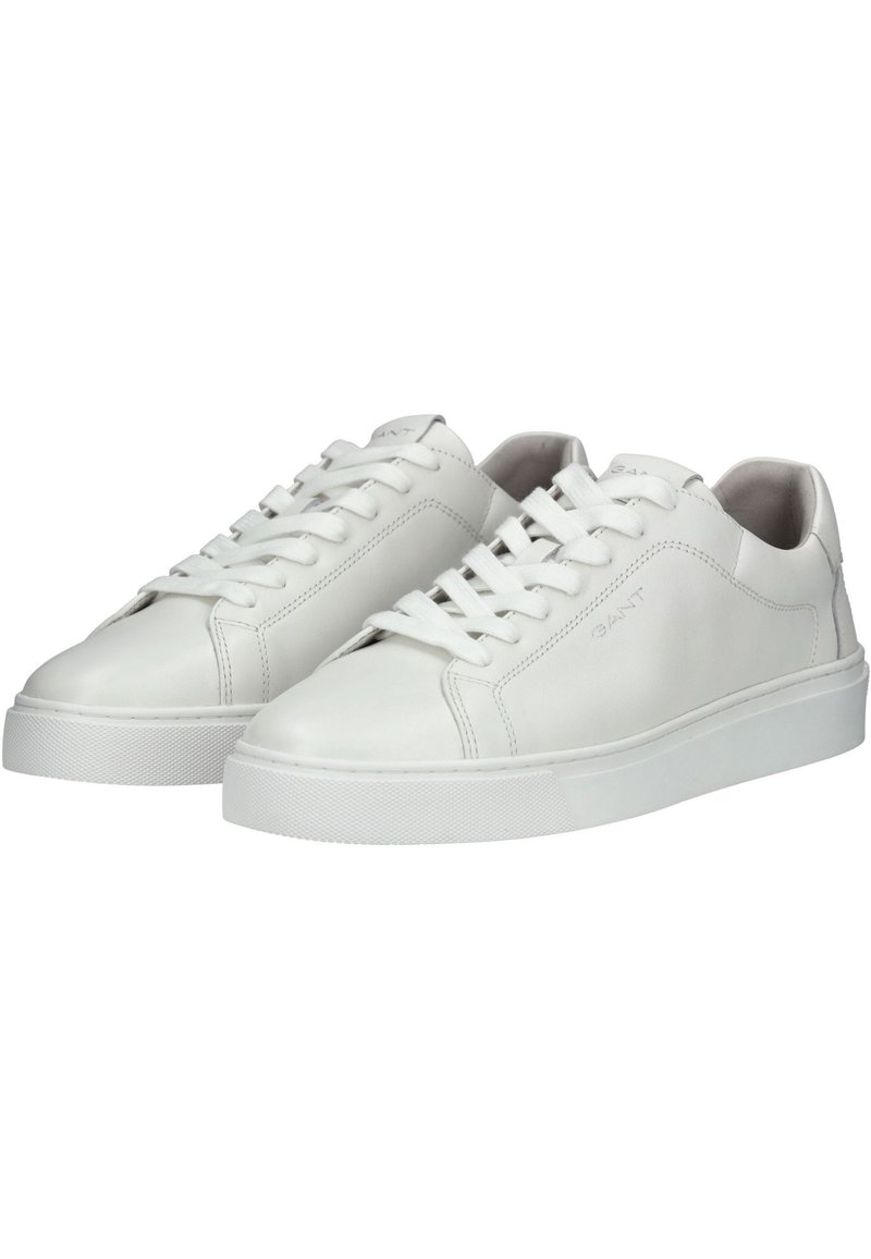 Vita lädersneakers med en slät yta, rund tå och platt gummisul. Har sex par öglor och subtil logotyp på sidan.