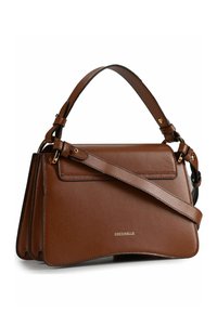 Bruine leren handtas met een gestructureerd ontwerp, voorzien van een bovenhandvat en verstelbare schouderriem, hardware in goudtint en logodetail.