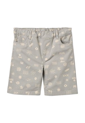 Pantalones cortos para niños pequeños de color gris claro con estampados beige de temática playera que incluyen soles, olas, palmeras, conchas y estrellas de mar, con cintura elástica.