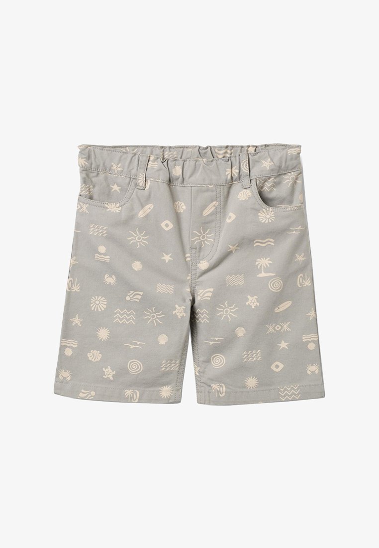 Shorts pour tout-petit gris clair avec des motifs beiges sur le thème de la plage, incluant des soleils, des vagues, des palmiers, des coquillages et des étoiles de mer, dotés d'une taille élastique.