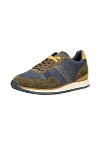 Niebieskie i oliwkowo-zielone sneakersy z zamszowymi akcentami, żółta pętelka na pięcie, mieszane żółte i brązowe sznurowadła oraz biała podeszwa z czarnym bieżnikiem.