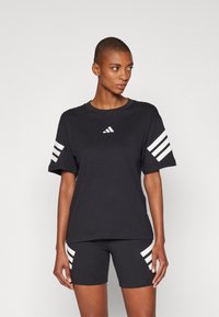 Fekete sportpóló rövid ujjakkal és kerek nyakkivágással. Fehér Adidas logóval és három fehér csíkkal mindkét ujján.