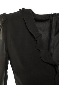 Robe noire avec un col à volants, confectionnée dans un tissu léger et lisse. Elle possède une fermeture éclair dans le dos et des manches transparentes.