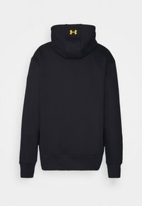 Sudadera negra de mezcla de algodón, con un bolsillo canguro, puños acanalados y un logo amarillo en la parte posterior. Textura suave, ajuste casual.