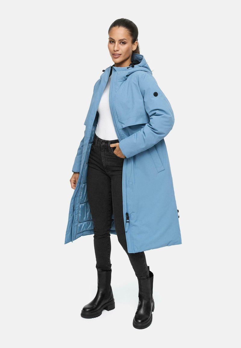 Lichtblauwe lange jas met capuchon, voorzien van een frontreissluiting en drukknoopjes. Draag het over een witte top en zwarte jeans, gecombineerd met zwarte laarzen.
