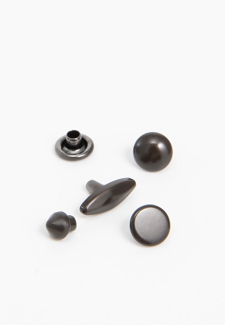 Zestaw złączy w kolorze czarnym, w tym okrągłe, owalne i w kształcie guzika, charakteryzujący się gładkim, matowym wykończeniem i różnymi wymiarami.