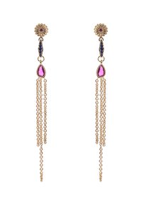 Des boucles d'oreilles dorées mettent en avant un clou floral, un accent bleu marine et un gemme en forme de goutte rose avec des chaînes dorées en cascade pour plus de texture.