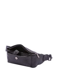 Marsupio in pelle nera con chiusura a zip e a scatto. Presenta una forma rettangolare e una texture morbida, con tracolla regolabile per una vestibilità ottimale.