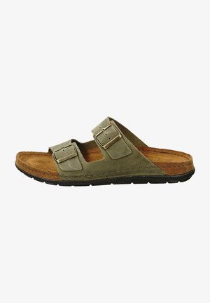 Olijfgroene suede slide sandaal met twee verstelbare banden, gevoerd tan binnenzool en zwarte rubberen buitenzool. Plat ontwerp, open teenstijl.
