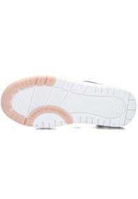 Weiße Sneaker-Sohle mit pinken Akzenten, ausgestattet mit strukturiertem Profil und "TOMMY HILFIGER"-Prägung an der Seite. Hergestellt aus strapazierfähigem Gummi.