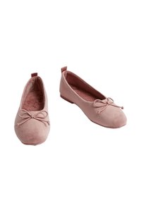 Bailarinas de color rosa claro hechas de un material suave similar ante, con punta redondeada, un pequeño lazo decorativo y un tacón bajo. Textura suave.