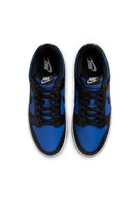 Sneakers Nike con una toma in pelle blu e nera, lacci neri piatti, punta perforata e suola in gomma bianca.