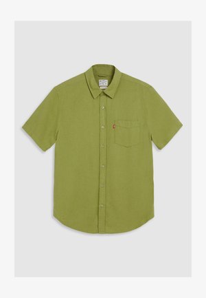 Rövid ujjú, gombos ing világoszöld szövetből. Mellzsebbe van zsebe, és lekerekített aljjal rendelkezik. Márkás címke található a zseb közelében.