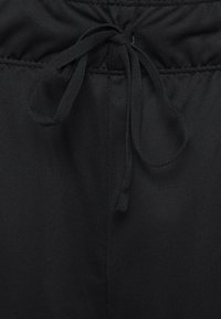 Nike Performance Pantalón corto de deporte - black