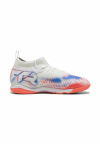 Chaussure de sport blanche avec des motifs de pulvérisation bleus et corail, semelle corail, col de cheville et logo "TR" sur le côté.
