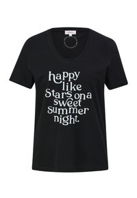 Schwarzes Baumwoll-T-Shirt mit rundem Ausschnitt, mit weißem Text: "glücklich wie Sterne an einem süßen Sommerabend." Kurze Ärmel, lässige Passform.