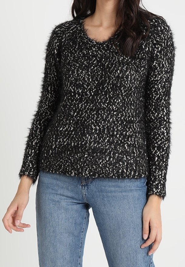 Czarny i biały, puszysty sweter z okrągłym dekoltem i długimi rękawami, z teksturowanym wzorem i luźnym krojem.