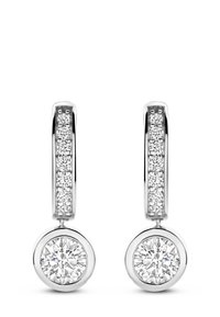 Silberne Tropfenohrringe mit vertikalen Reihen von fünf kleinen runden Diamanten und einem einzelnen größeren runden Diamanten, der am Ende hängt.