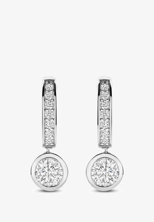Silberne Tropfenohrringe mit vertikalen Reihen von fünf kleinen runden Diamanten und einem einzelnen größeren runden Diamanten, der am Ende hängt.