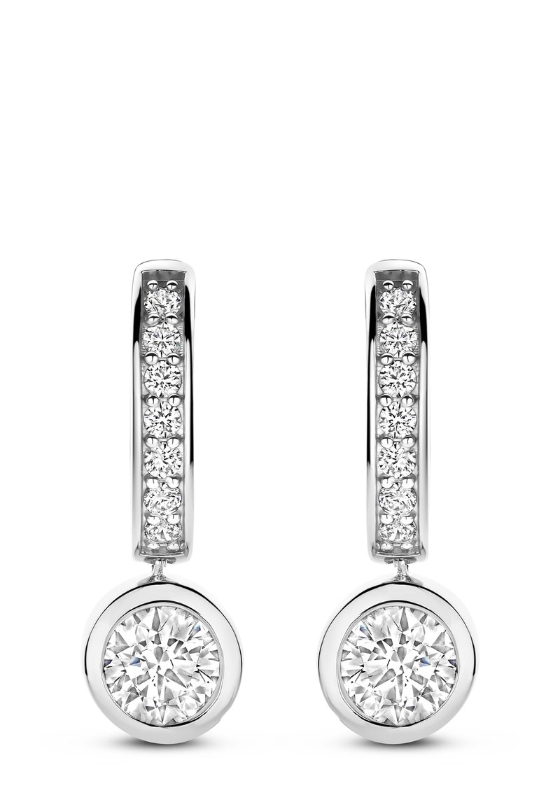 Silberne Tropfenohrringe mit vertikalen Reihen von fünf kleinen runden Diamanten und einem einzelnen größeren runden Diamanten, der am Ende hängt.