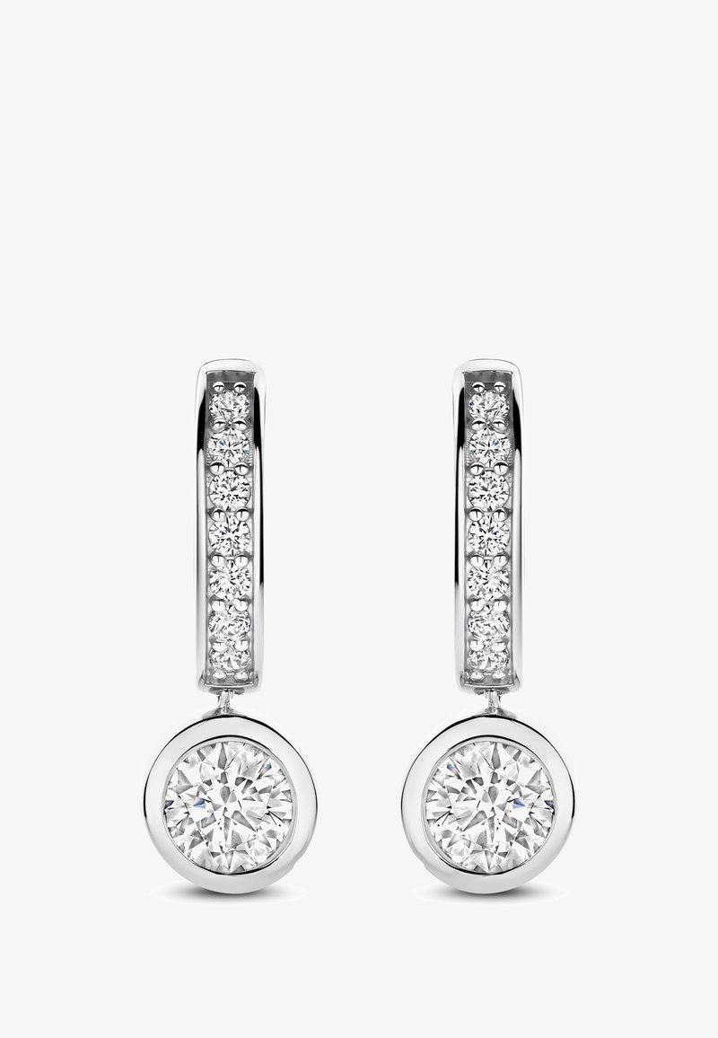 Silberne Tropfenohrringe mit vertikalen Reihen von fünf kleinen runden Diamanten und einem einzelnen größeren runden Diamanten, der am Ende hängt.