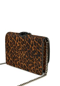 Borsa clutch con stampa leopardata e chiusura gioiello nera, caratterizzata da tessuto morbido e strutturato, forma rettangolare e tracolla a catena argentata.
