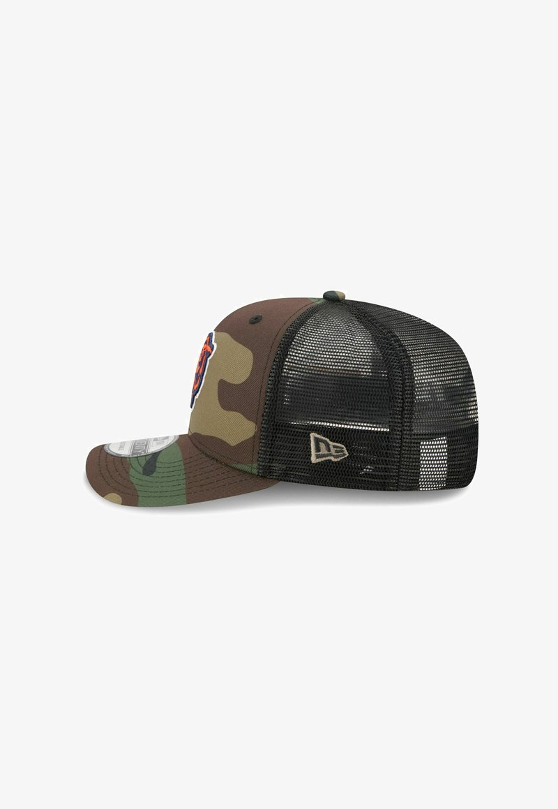Casquette camouflage avec un visière courbée, en tissu marron et vert, dos en mesh noir, dotée d'un logo coloré sur le panneau avant.