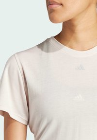 adidas Performance YOGA STUDIO WRAPPED - T-shirts print - putty mauve   grey two