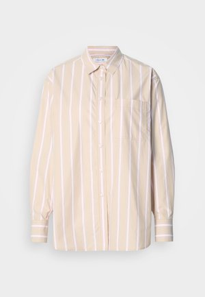 Camisa beige de manga larga con rayas verticales en rosa y blanco, cierre frontal con botones, cuello clásico, bolsillo único en el pecho y puños abotonados.