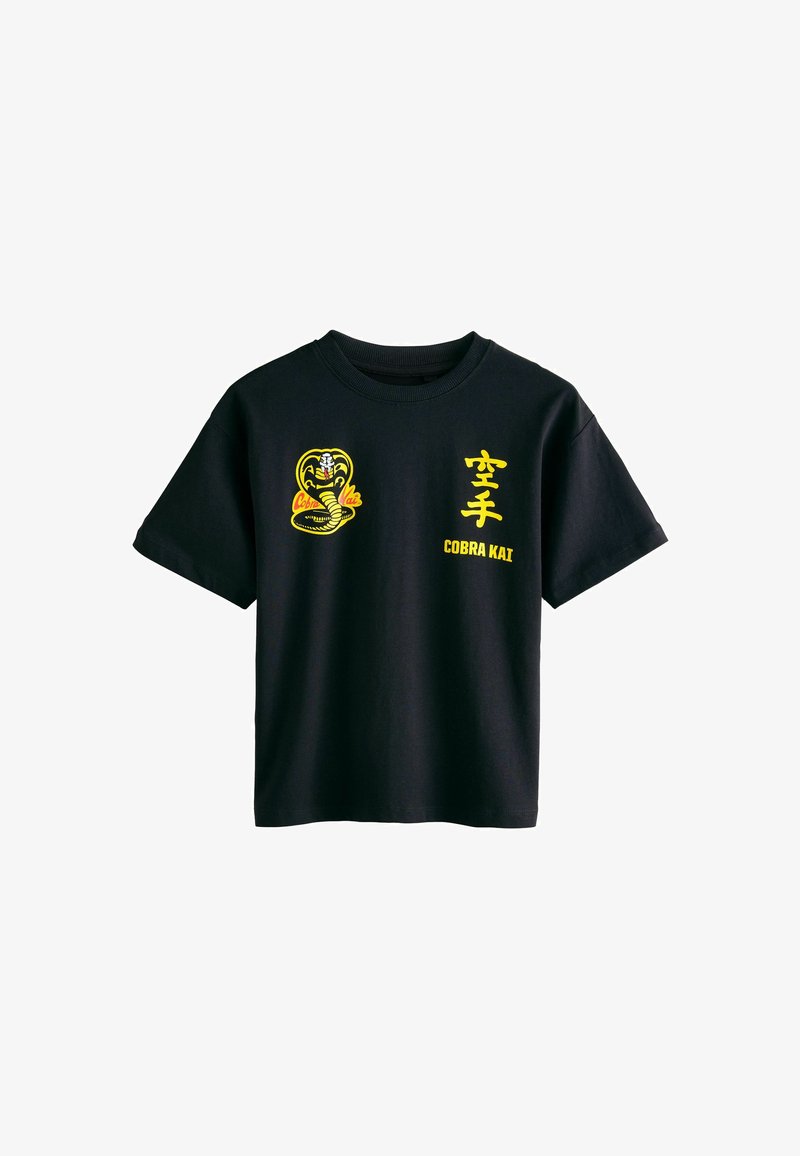 Czarny t-shirt z krótkim rękawem z żółtym logo Cobra Kai, grafiką kobry i japońskimi znakami na przodzie.