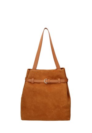 Bruine suède tote tas met lange leren hengsels en een dun leren riempje met een zilveren gespdetail rond het bovenste midden.