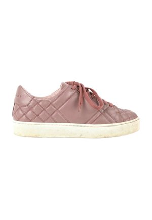 Baskets basses en cuir mauve avec motif matelassé, design à lacets et semelle en caoutchouc blanc avec légères traces de saleté, vues de côté.