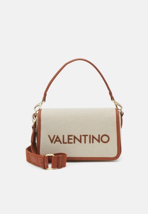 Plátěná kabelka s hnědými koženými detaily, vybavená horním držadlem, odnímatelným ramenním popruhem a logem "VALENTINO" ve tmavě hnědé barvě.