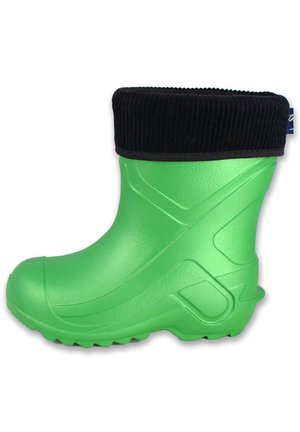 Botte en caoutchouc verte avec un col côtelé noir, bout arrondi, surface texturée et semelle crantée pour une meilleure adhérence. Dispose d'un design épuré.
