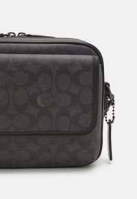 COACH CHARTER FLAP CROSSBODY 24 IN SIGNATURE - Borsa a tracolla - charcoal