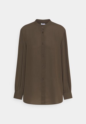 Blouse à manches longues vert olive foncé, boutonnée, avec col officier et poignets boutonnés sur fond uni.