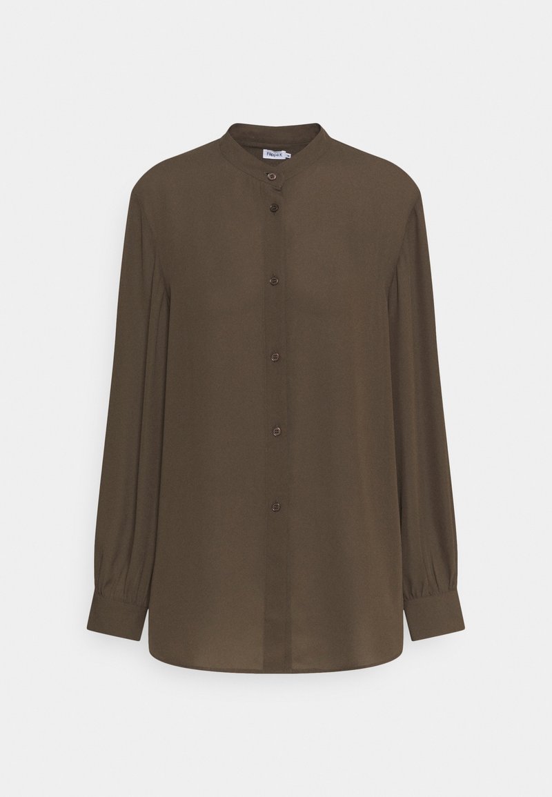 Blouse à manches longues vert olive foncé, boutonnée, avec col officier et poignets boutonnés sur fond uni.