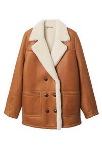 Cappotto doppiopetto in shearling marrone con colletto e foderato bianco e soffice, dotato di due tasche frontali e bottoni neri.