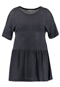 Kortärmad topp i mörk marinblå med en texturerad, glänsande tyg; har en figursydd bodice och en utsvängd peplum nederkant.