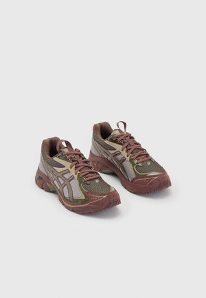 Scarpe sportive con tomaia in mesh e sintetico color verde oliva e borgogna, dotate di suola in gomma texturizzata e puntale rinforzato.