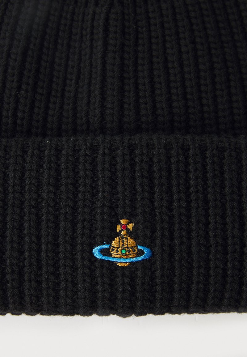 Sort strikket hue med ribbet tekstur, der har et broderet design af en gylden kuppel med en blå accent og farverige detaljer.