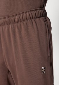 Nike Performance HERITAGE PANT - Trainingsbroek - baroque brown