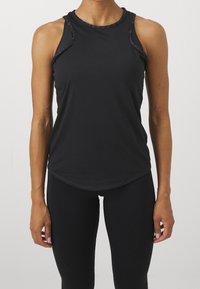 Černý sportovní tílko s kulatým lemem, bez rukávů, s jemnými detaily na krku, vyrobené z lehké, vlhkost odvádějící látky.