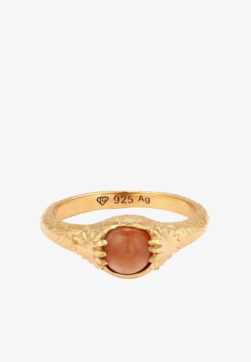 Ring aus Goldton mit einem zentralen runden Korallenstein, strukturiertem Band und krallenähnlichen Akzenten, gekennzeichnet mit "925 Ag" für den Silbergehalt.