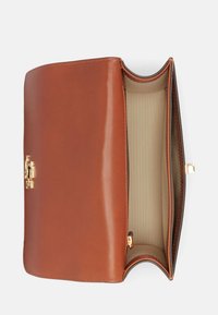 Borsa a tracolla in pelle marrone con un design strutturato, dotata di una chiusura in tonalità oro e di una fodera interna beige. Vista aperta che mostra un ampio scomparto.