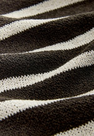 Tekstureret stof i mørkebrun med brede hvide striber, der viser et vævet mønster og en blød, absorberende overflade.