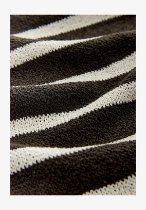 Getextureerde stof in donkerbruin met brede witte strepen, met een geweven patroon en een zachte, absorberende oppervlakte.