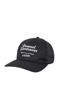 Schwarzfarbige Kappe aus Stoff mit gebogenem Schirm. Verfügt über weißen gestickten Text "Hummel Sportswear" und "Rufen Sie uns für Dienstleistungen an" mit einer Telefonnummer.
